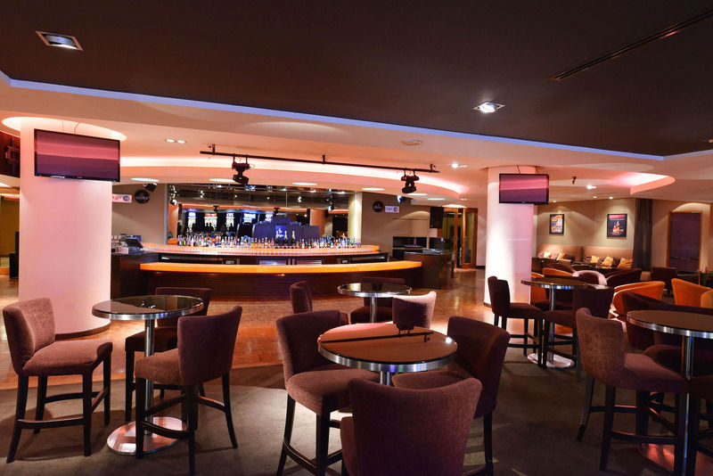 Hotel Equatorial Melaka エクステリア 写真 The bar at the 100 Park Place lounge