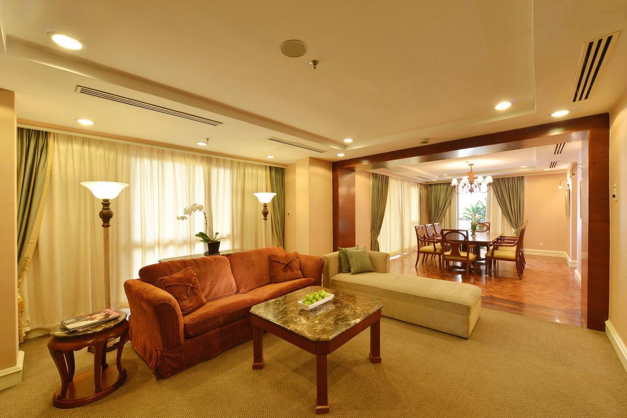 Hotel Equatorial Melaka エクステリア 写真 A living room in a suite at the hotel