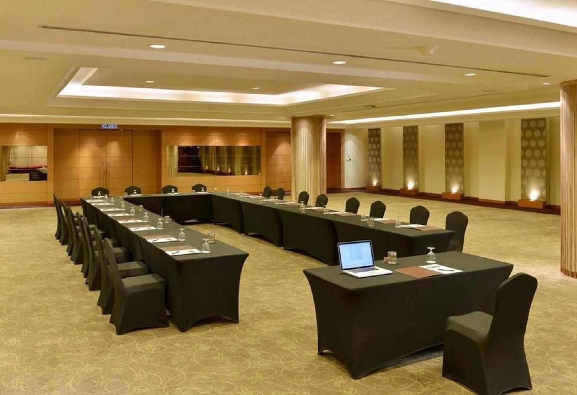 Hotel Equatorial Melaka エクステリア 写真 A meeting room at a hotel