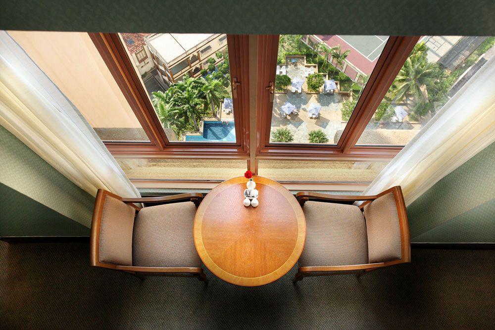 Hotel Equatorial Melaka エクステリア 写真 A table and chairs