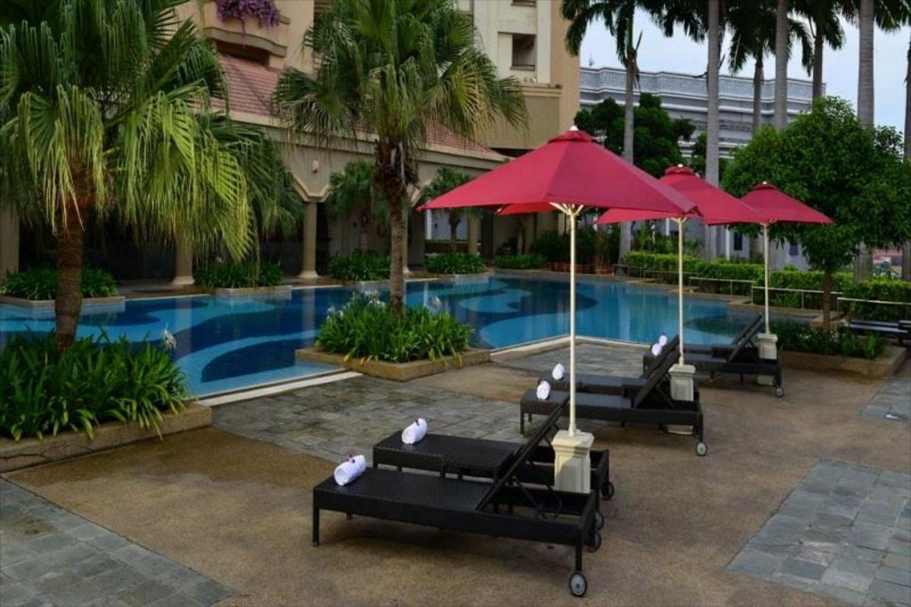 Hotel Equatorial Melaka エクステリア 写真 The pool at the hotel